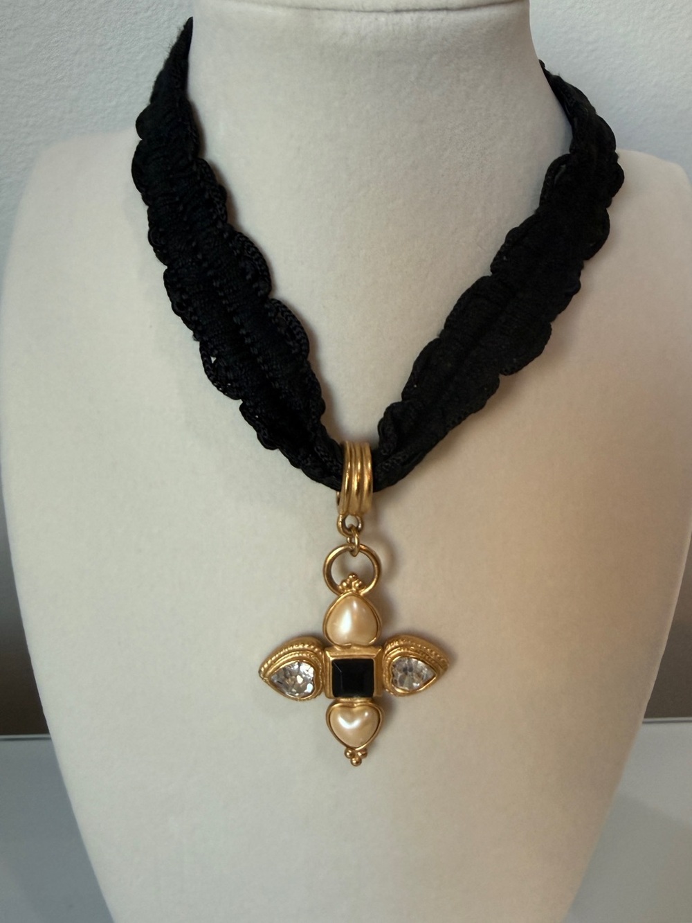 Vtg Carolee Signed Byzantine Maltese Cross Pendant Black Choker Necklace Hearts